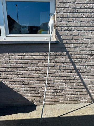 Zwembadborstel met steel beschikbaar voor biedingen