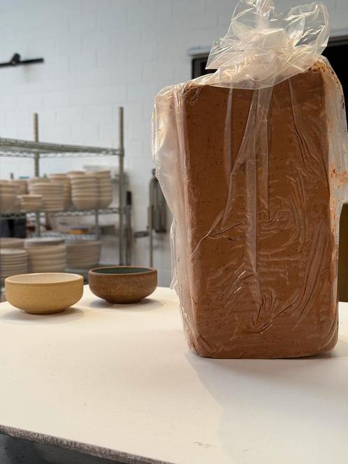 Overstock aan unieke steengoedklei – 1240–1280C, Hobby en Vrije tijd, Pottenbakken, Zo goed als nieuw, Ophalen