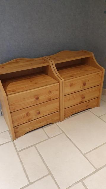 SET VAN 2 HOUTEN BIJZETMEUBELS OF NACHTKASTJE beschikbaar voor biedingen