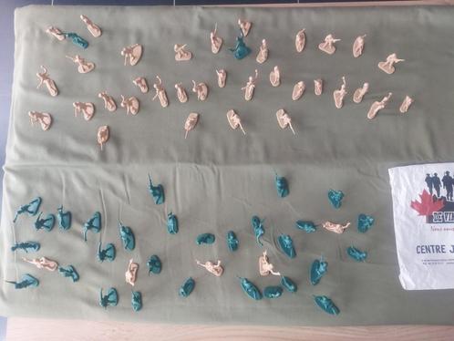 Set van 70 kleine plastic soldaatjes, Verzamelen, Poppetjes en Figuurtjes, Nieuw, Ophalen of Verzenden