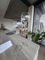 Deux bougeoirs, Enlèvement