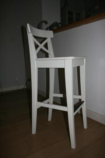 2 Chaises de Bar (IKEA / Ingolf). disponible aux enchères