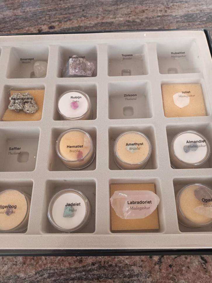 Doos natuursteentjes is niet meer volledig  te koop., Verzamelen, Mineralen en Fossielen, Ophalen