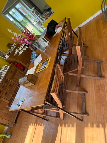 Tafel/kast en bij horend kastje beschikbaar voor biedingen