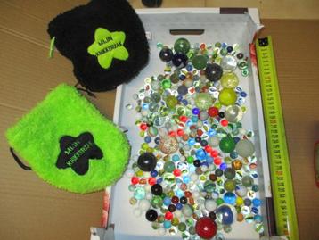 Knikkers met 2 pluchen knikkerzakjes ,grote kleine kleuren beschikbaar voor biedingen