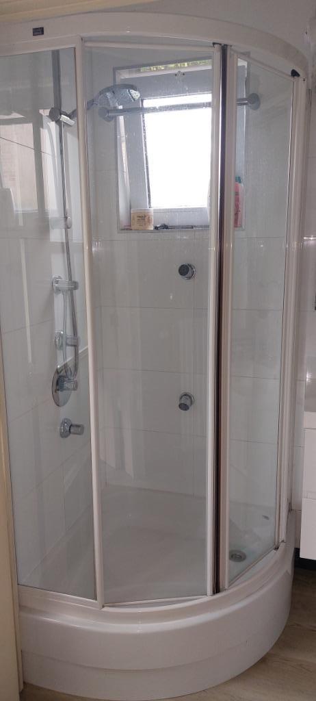 Nette hoek-douchecabine : Douchewand met douchebak halfrond, Huis en Inrichting, Badkamer | Complete badkamers, Gebruikt, Met douche