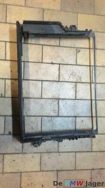 Radiatorsteun BMW 7-serie E65 E66 17117507970 beschikbaar voor biedingen