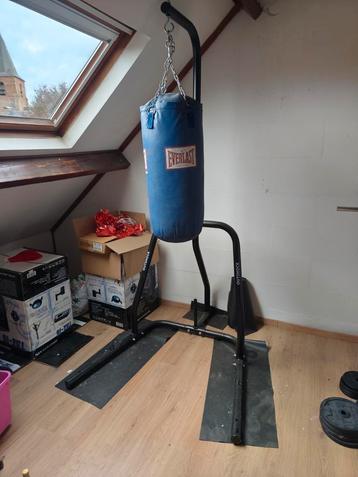 Staander met kickboxzak beschikbaar voor biedingen