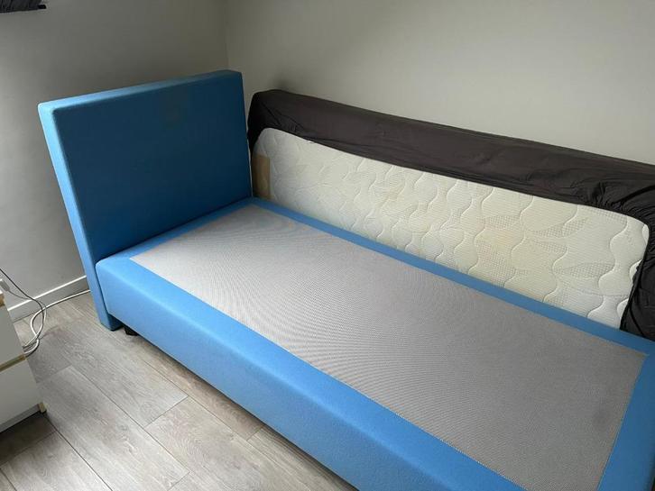 Blauwe boxspring, Huis en Inrichting, Slaapkamer | Boxsprings, Gebruikt, 90 cm, 200 cm, Eenpersoons, Blauw, Ophalen