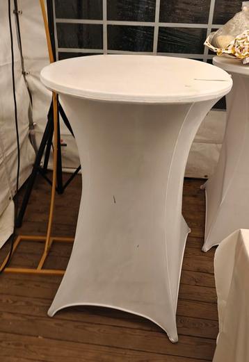 Witte statafelhoes beschikbaar voor biedingen