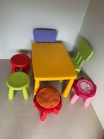 Kindertafel met 2 stoelen en 4 krukjes, Ophalen, Gebruikt