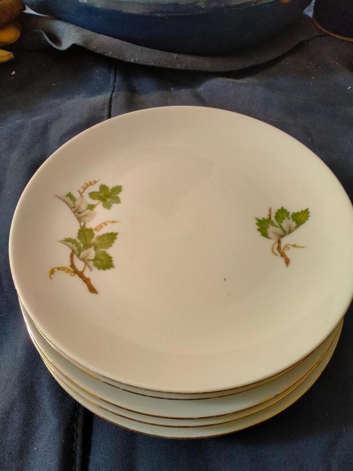 Lot van 16 handgeschilderde eetborden met gouden randje, Antiek en Kunst, Antiek | Keramiek en Aardewerk, Ophalen of Verzenden