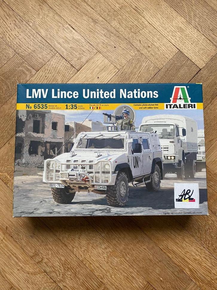 IVECO LMV LINCE - BELGISCH LEGER - VERENIGDE NATIES - 1:35, Hobby en Vrije tijd, Modelbouw | Auto's en Voertuigen, Nieuw, Truck