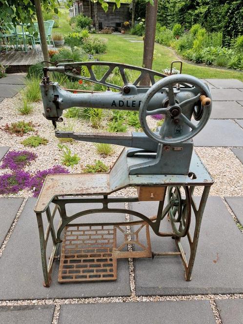 Oude ledernaaimachine van adler, Antiek en Kunst, Antiek | Naaimachines, Ophalen