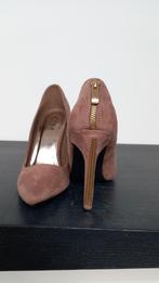 Nieuwe, nooit gedragen pumps van beige suède, type Stiletto, Kleding | Dames, Schoenen, Pumps, Beige, Nieuw, Ophalen of Verzenden