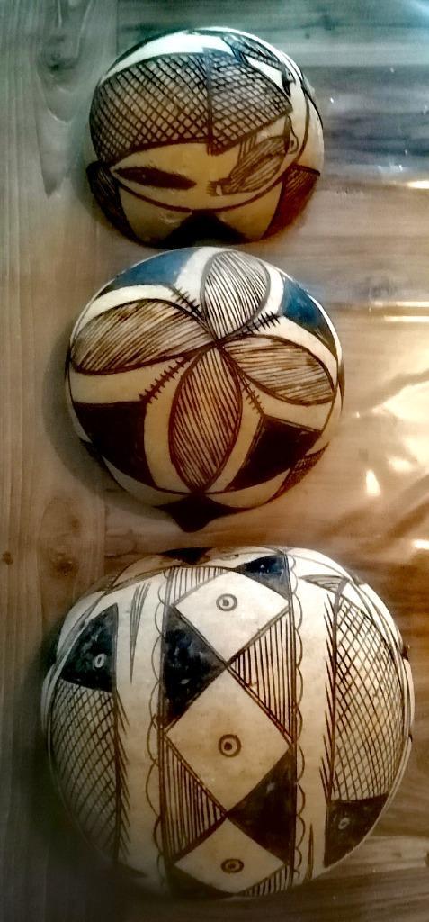Drie versierde kalebas kommen Afrikaanse motieven., Huis en Inrichting, Woonaccessoires | Schalen en Manden, Zo goed als nieuw