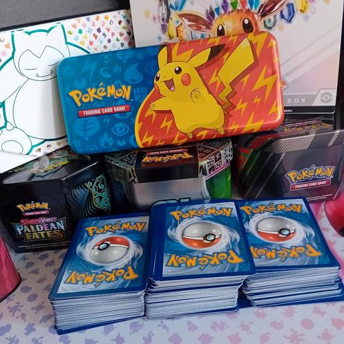 Pikachu pennenetui en set van 60 Pokémonkaarten, Hobby en Vrije tijd, Verzamelkaartspellen | Pokémon, Zo goed als nieuw, Ophalen of Verzenden