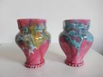 2 donkerroze geglazuurde vaasjes met blauwe en groene tinten, Maison & Meubles, Moins de 50 cm, Enlèvement ou Envoi, Autres couleurs