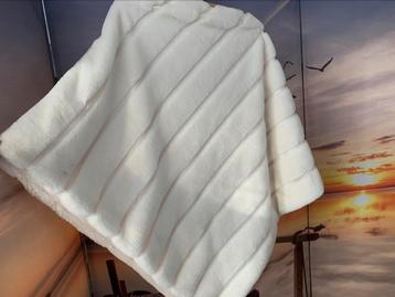 Joli poncho blanc femme tout doux très bon état  beschikbaar voor biedingen