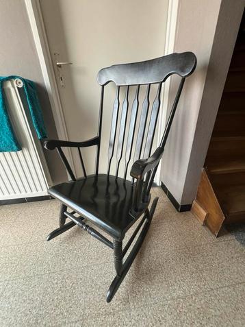 Mooie donkere houten schommelstoel beschikbaar voor biedingen