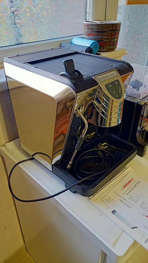 Koffiezet apparaat, Elektronische apparatuur, Koffiezetapparaten, Zo goed als nieuw, Koffiebonen, Koffiemachine, 4 tot 10 kopjes