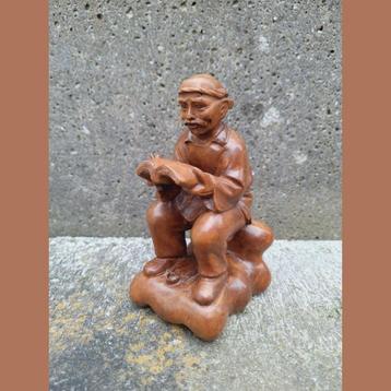 Antiek massief houten beeld met man leest boek beschikbaar voor biedingen