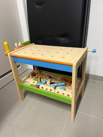 Houten werktafel met gereedschap in perfecte staat beschikbaar voor biedingen