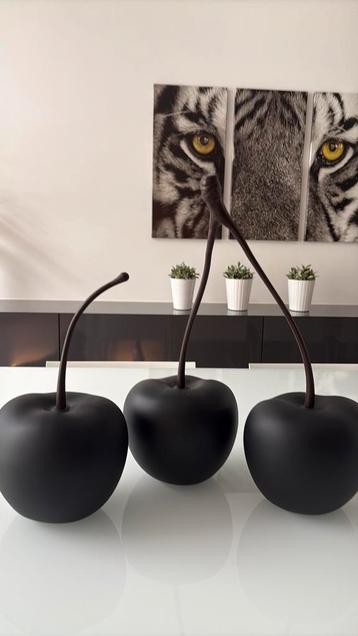 Buiten decoratie. 3 zwarte matte kersen., Ophalen of Verzenden, Zo goed als nieuw