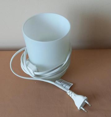 Tafellamp in melk glas.  beschikbaar voor biedingen