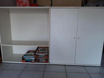 Twee witte berging kasten een open kast en één met twee deur beschikbaar voor biedingen