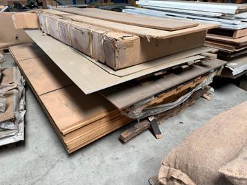 Gratis houten platen  beschikbaar voor biedingen