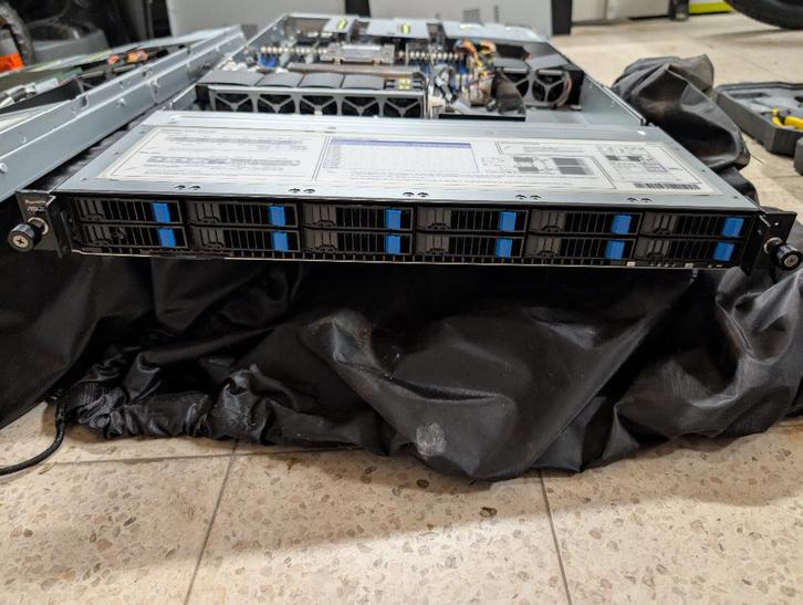 ASUS RS500A-E12-RS12U-server — AMD EPYC 9334 (Aantal = 2), Computers en Software, Servers, Zo goed als nieuw, 4 Ghz of meer, Hot swappable onderdelen