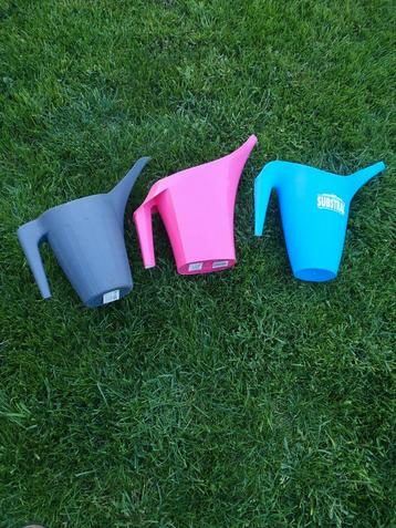 Kleine pvc gieters  10€ voor alle 3 , zie info  beschikbaar voor biedingen