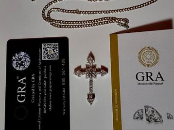 Moissanite kruisje beschikbaar voor biedingen