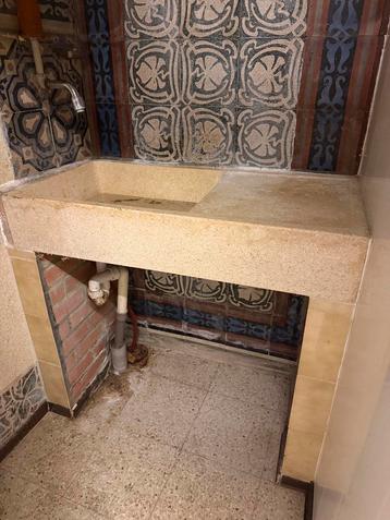 Oude graniet wasbak beschikbaar voor biedingen