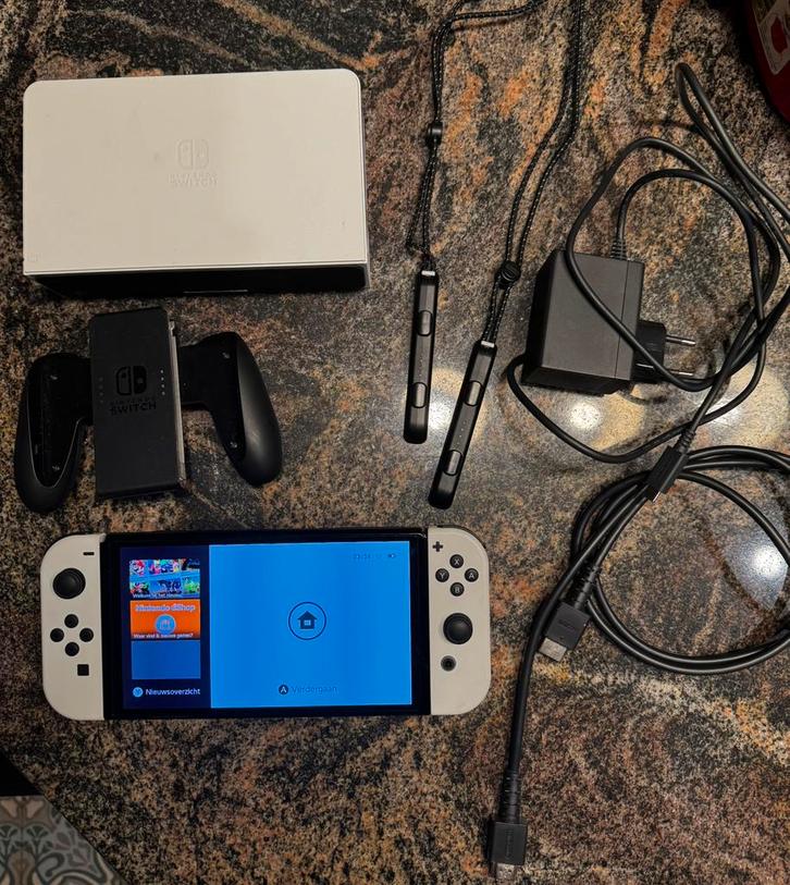 2 games Nintendo switch oled 2024, Games en Spelcomputers, Spelcomputers | Nintendo Switch, Zo goed als nieuw, Switch OLED, Ophalen