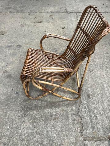 Vintage rieten stoel beschikbaar voor biedingen