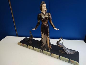 Zamak Art Deco beeld vrouw met pauwen op marmer, Enlèvement