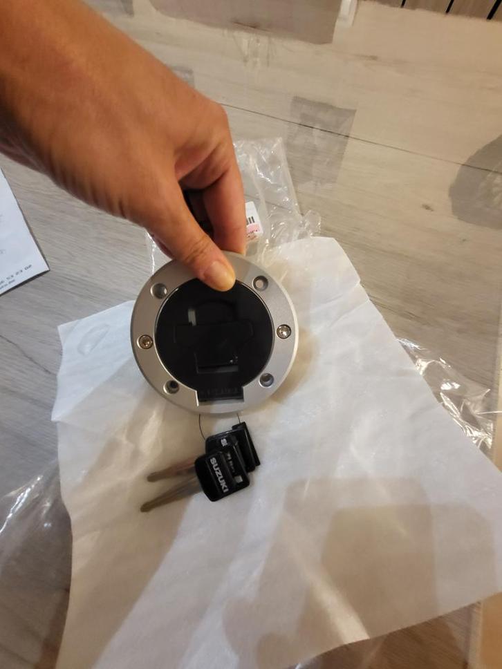 Nieuw origineel tankdop -slot Suzuki gsx f 750, Motoren, Onderdelen | Suzuki, Nieuw, Ophalen of Verzenden