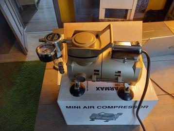 Mini airbrush compressor sparmax ac 109 disponible aux enchères