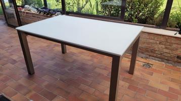 Tafel van gehard glas beschikbaar voor biedingen
