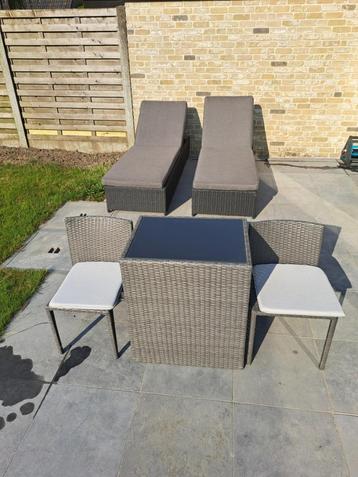 Tafel +2 stoelen terras setje beschikbaar voor biedingen
