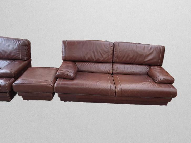 Te koop: Luxe bruine lederen salon (2 zetels + poef), Huis en Inrichting, Zetels | Zetels, Zo goed als nieuw, Ophalen
