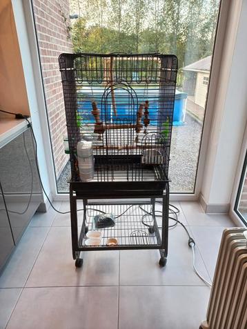 Stevige vogelkooi, hoogte kooi 76 cm, totale hoogte 136 cm. beschikbaar voor biedingen