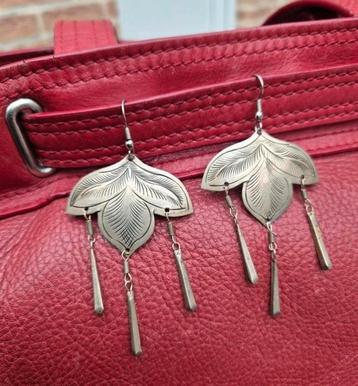 Zeer oude unieke zilverkleurige oorbellen/ oorhangers  beschikbaar voor biedingen