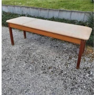 Houten massagetafel beschikbaar voor biedingen
