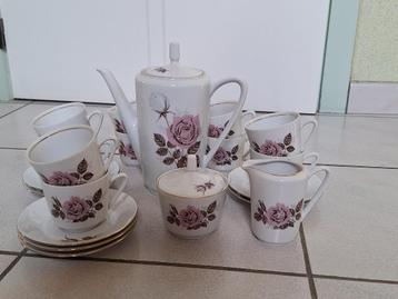 oud koffieservies wit-roze  beschikbaar voor biedingen