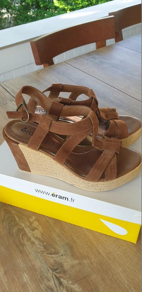 Eram sandalen met sleehak - Maat 37, Kleding | Dames, Schoenen, Zo goed als nieuw, Sandalen of Muiltjes, Bruin, Ophalen of Verzenden