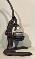 Gietijzeren fruitpers, Ophalen