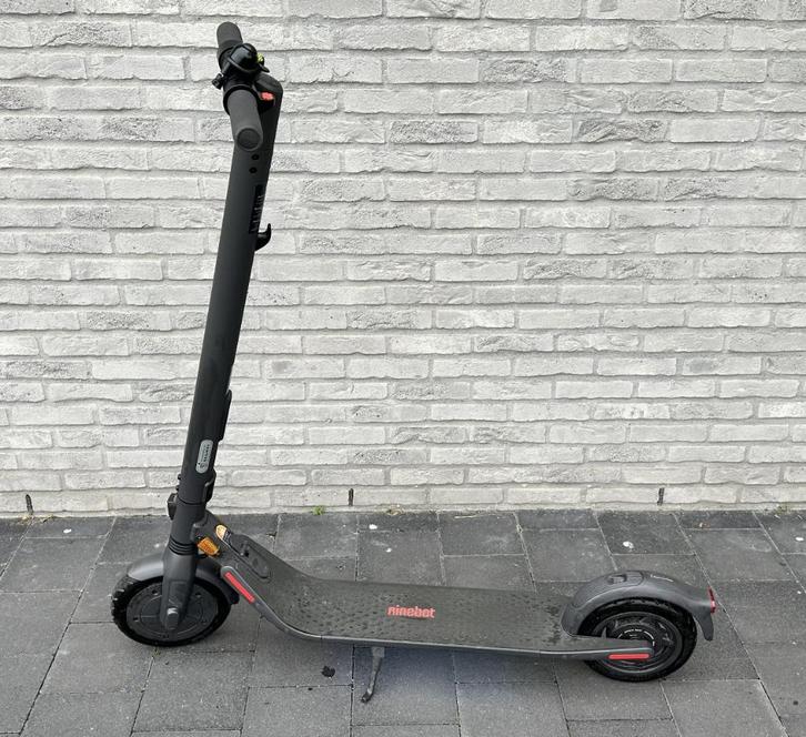 Segway Ninebot E25E (slechts 241 km!), Fietsen en Brommers, Steps, Zo goed als nieuw, Elektrische step (E-scooter), Ophalen